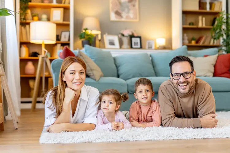 Famille détendue dans le salon d'une maison rénovée et autonome en énergie
