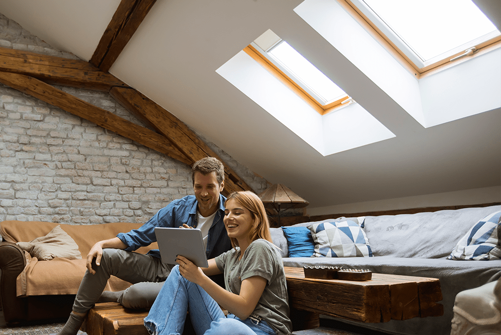 Couple installé dans des combles aménagés sous rampants isolés avec fenêtres de toit