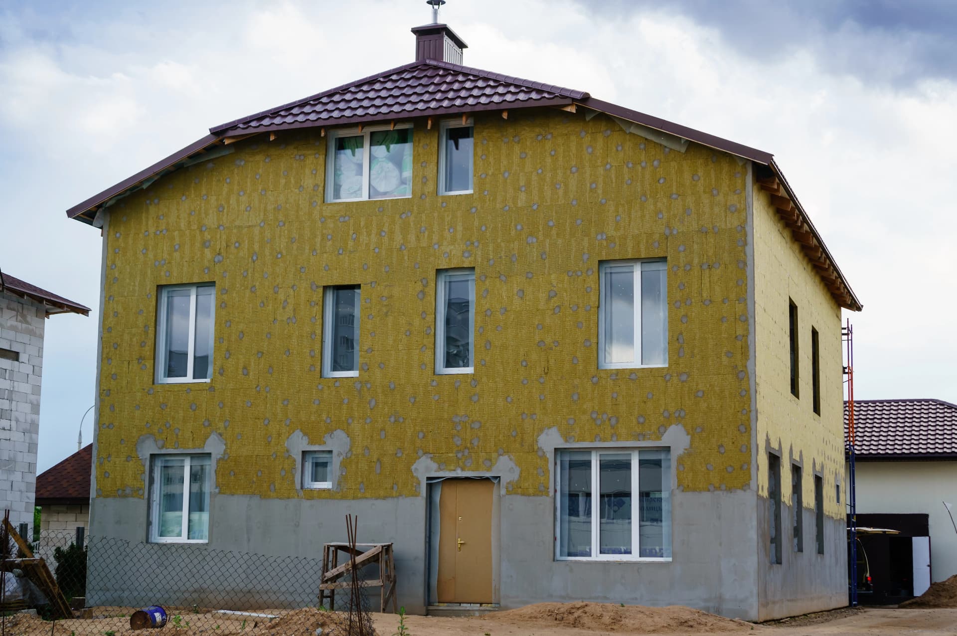 Maison à étage entièrement habillée de laine minérale chevillée avant enduit