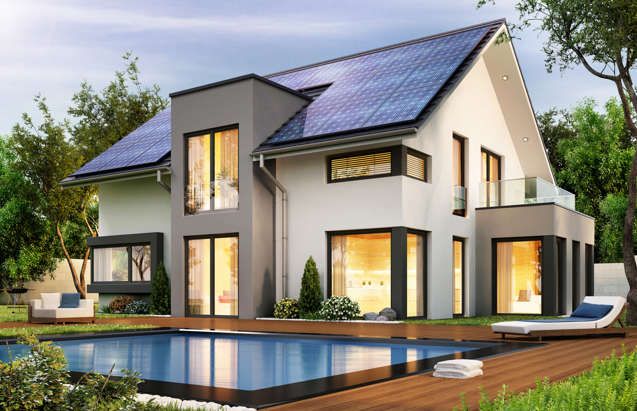 Maison moderne à double pente équipée de panneaux photovoltaïques, avec piscine au premier plan