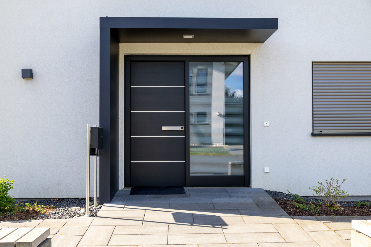 Porte d'entrée noire avec panneau fixe vitré
