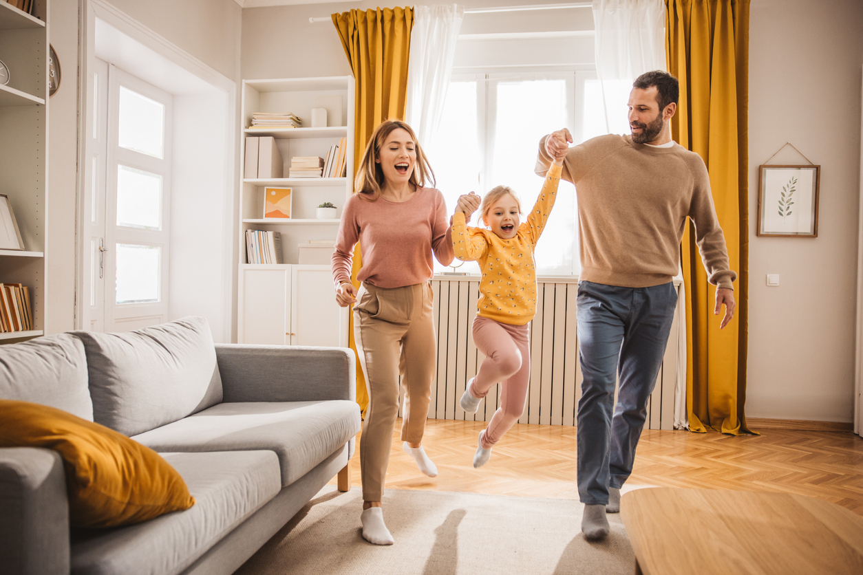 Famille profitant du confort thermique de son logement rénové
