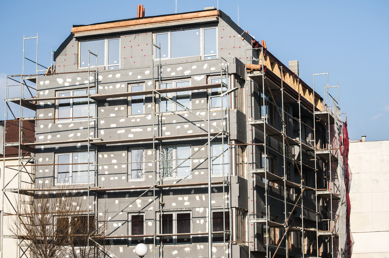 Bâtiment de plusieurs étages recouvert de panneaux isolants avant enduit de finition