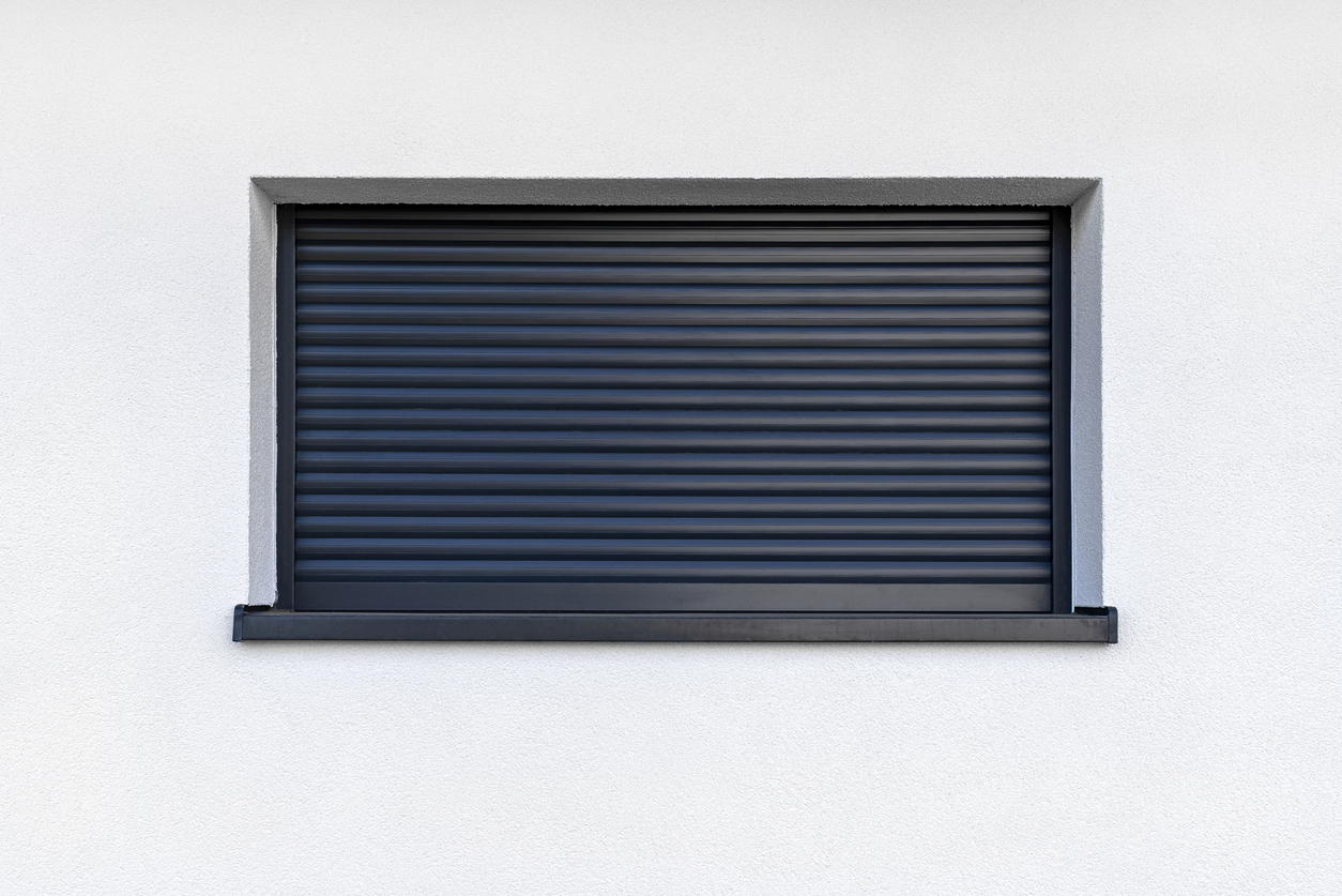 Volets roulants anthracite sur façade blanche