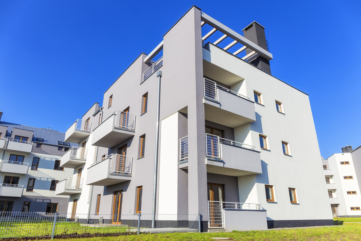 Bâtiment moderne à toiture-terrasse, façades claires enduites après isolation par l'extérieur