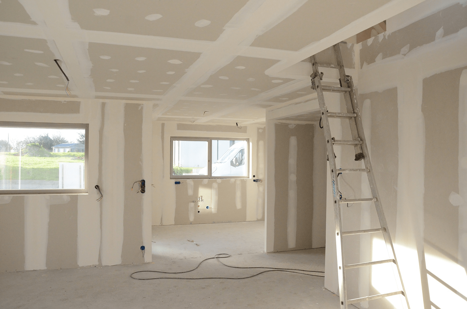 Pièce dont les murs et le plafond viennent d'être habillés de plaques de plâtre