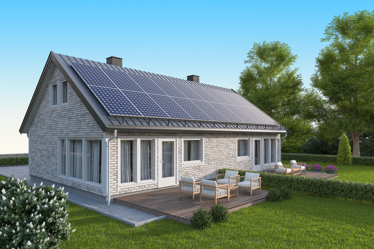 Modules photovoltaïques posés sur une toiture métallique à joint debout d'une maison à bardage clair