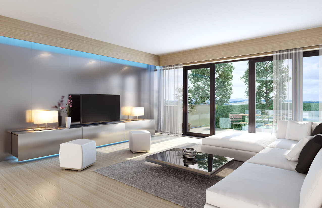 Séjour contemporain avec éclairage indirect et larges portes vitrées coulissantes