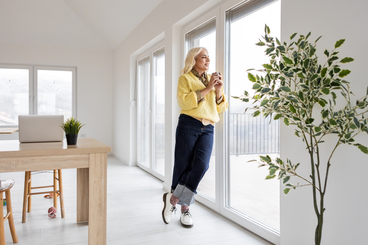Porte-fenêtre PVC blanche dans un séjour lumineux avec accès balcon