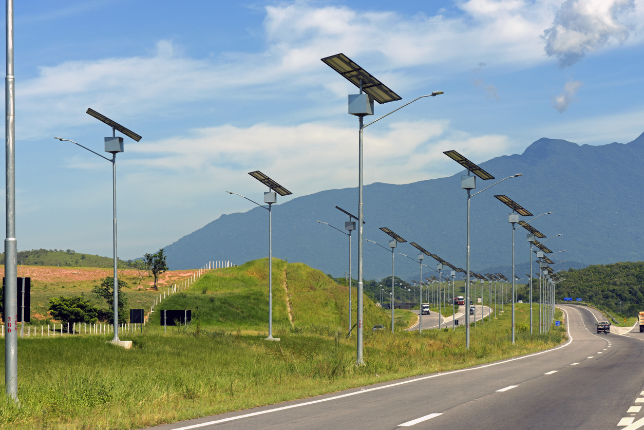 Longue file de mâts d'éclairage solaire autonome le long d'une route à grande circulation