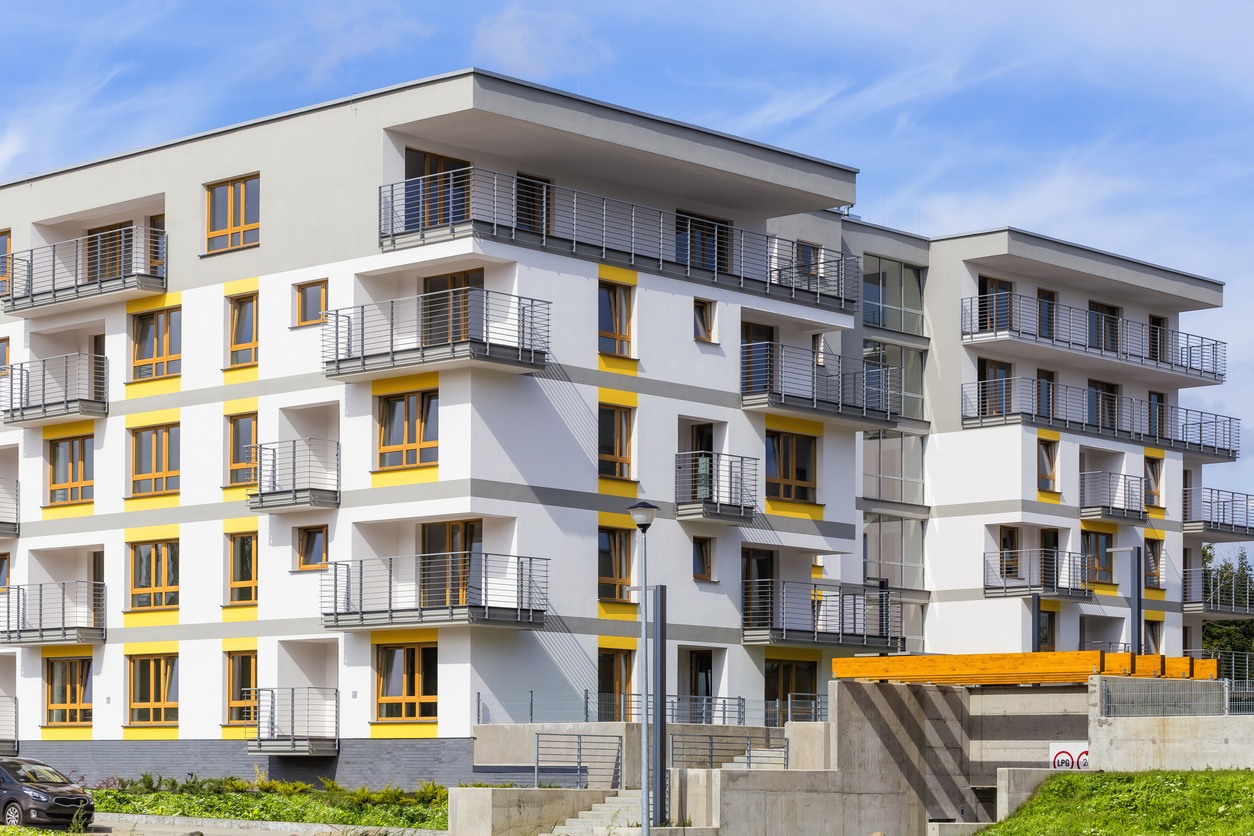 Immeuble collectif à balcons filants dont la façade a été isolée puis colorée