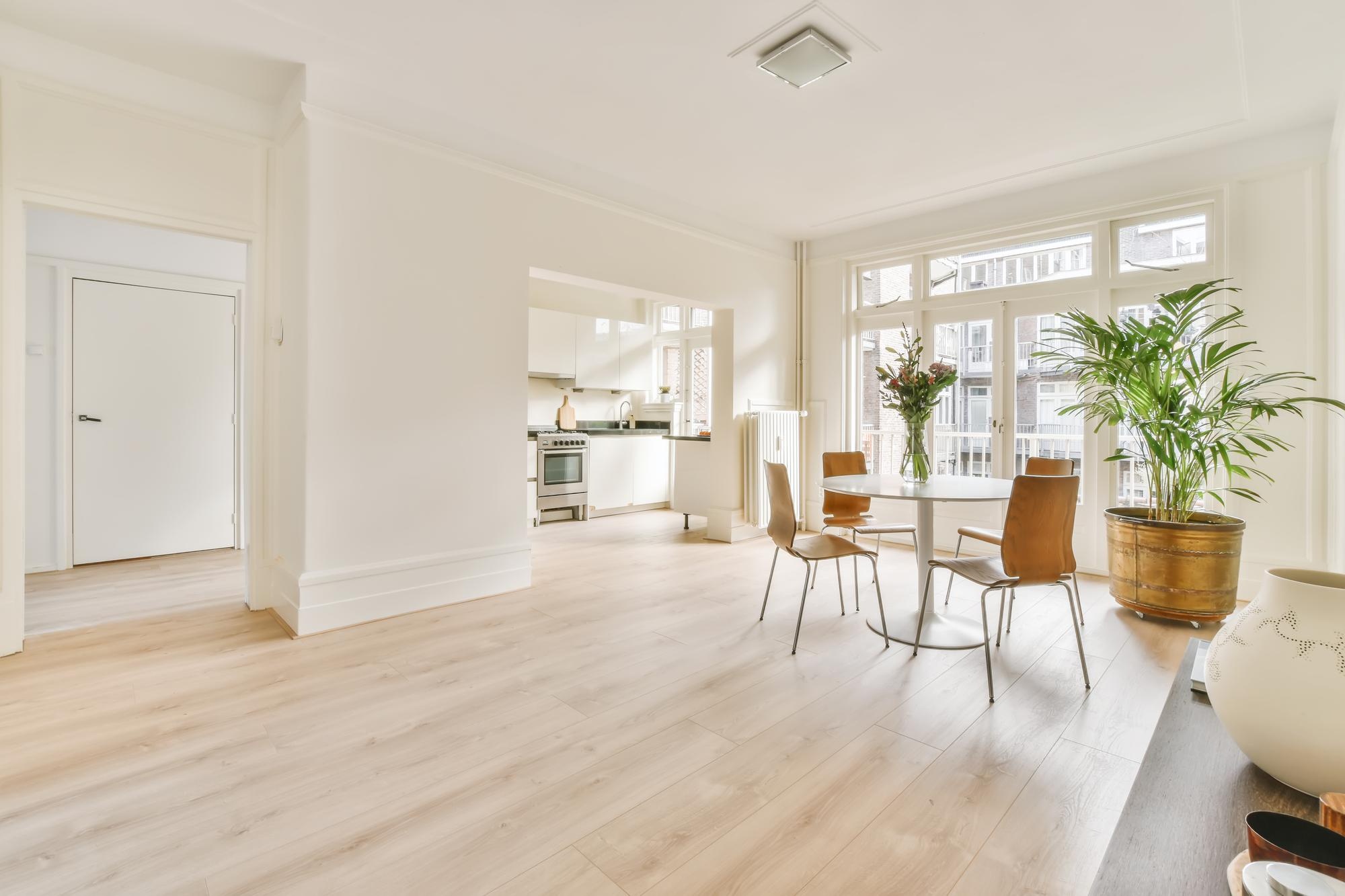 Appartement lumineux livré après isolation intérieure, parquet clair et grandes fenêtres