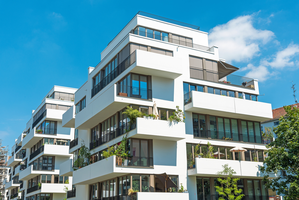 Immeuble collectif moderne à haute performance énergétique