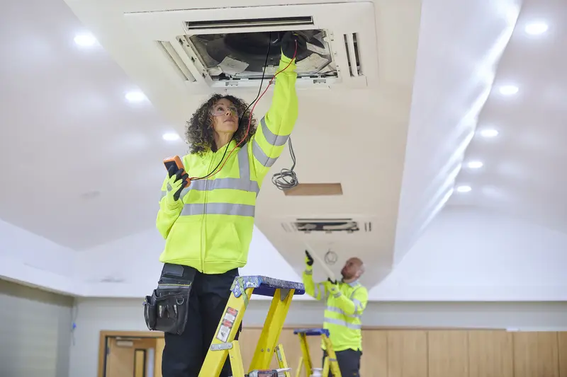 Pose professionnelle d’une cassette plafonnière en faux plafond — climatisation réversible EHPAD en Provence-Alpes-Côte d'Azur