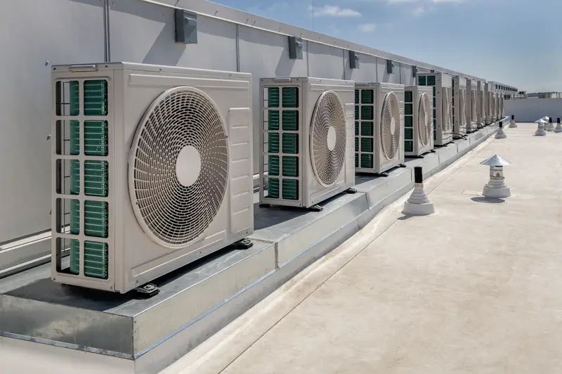 Batterie de groupes extérieurs alignés le long d’une terrasse technique — climatisation réversible EHPAD en Provence-Alpes-Côte d'Azur