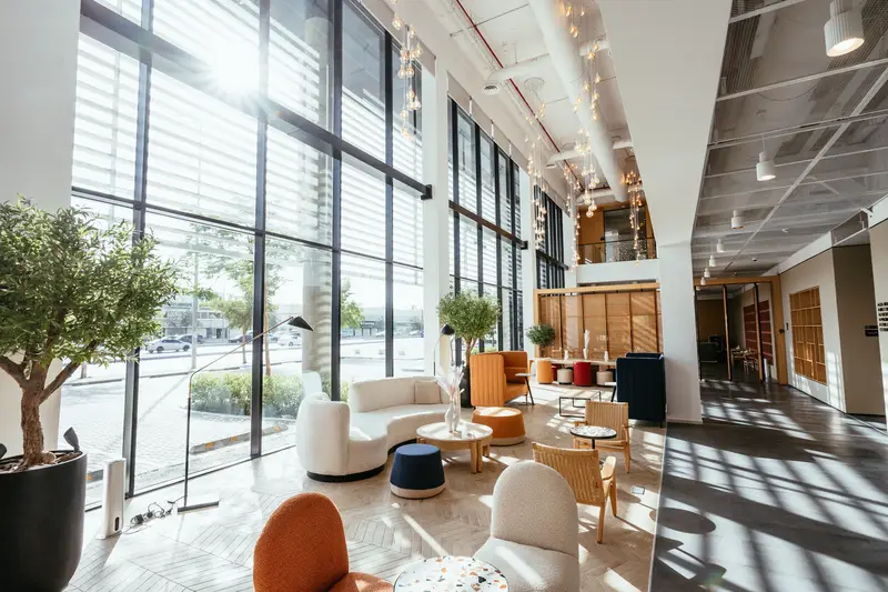 Hall d’accueil lumineux d’établissement au confort thermique maîtrisé — climatisation réversible EHPAD en Provence-Alpes-Côte d'Azur