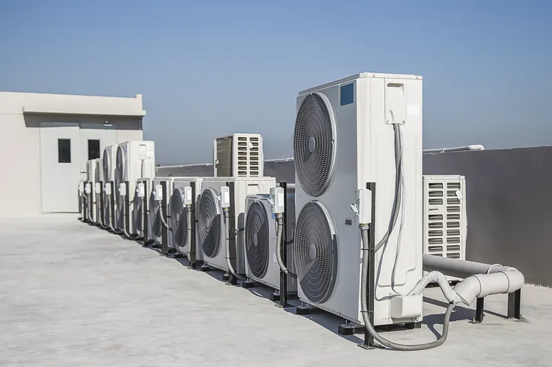 Groupes extérieurs alignés en toiture d’immeuble — climatisation réversible immeuble d’habitation dans l'Aube