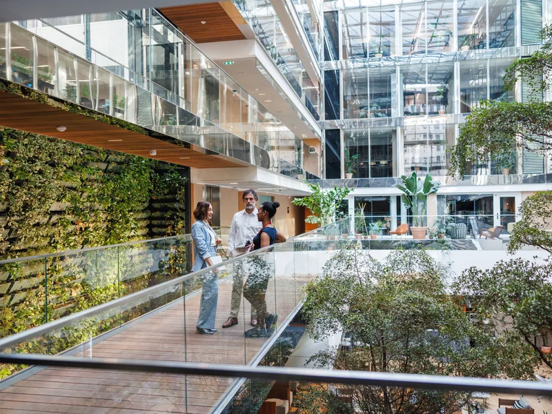 Atrium végétalisé d’un immeuble climatisé — climatisation réversible immeuble d’habitation dans l'Aube