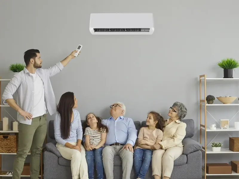 Famille profitant de la climatisation réversible au salon — climatisation réversible en Île-de-France