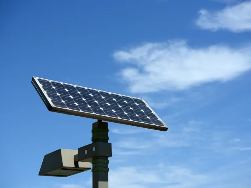 Luminaire solaire autonome (panneau + projecteur) en gros plan — en Bretagne