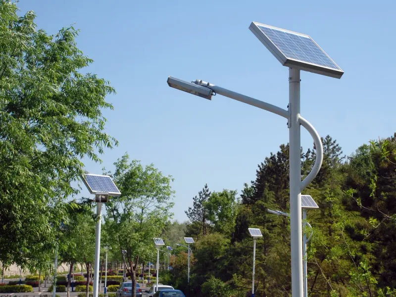 Candélabre solaire sur un espace public — en Bretagne