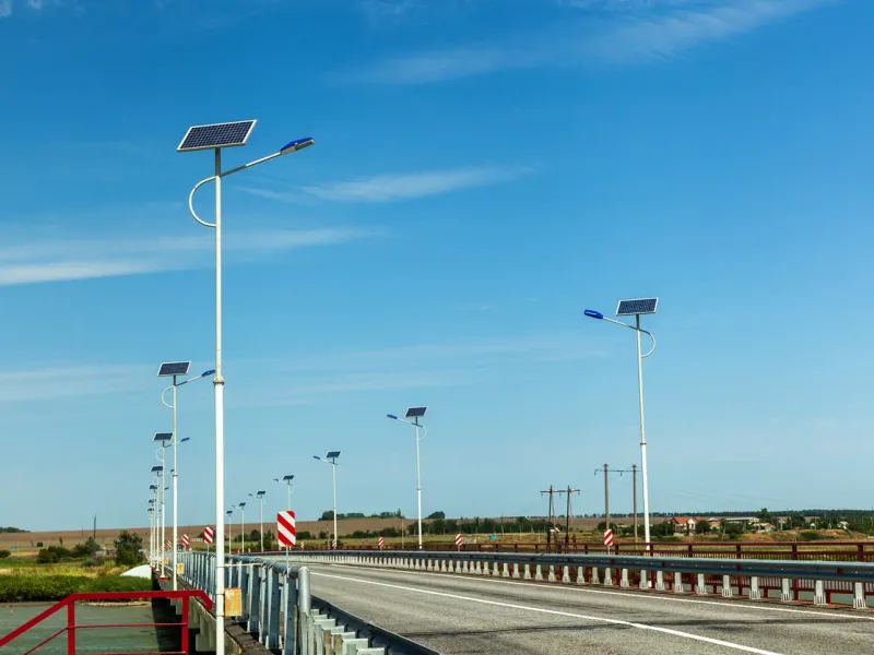 Éclairage solaire de voirie sur un pont — en Bretagne