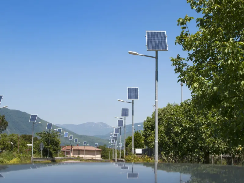 Lampadaires solaires en bord de plan d’eau — en Bretagne