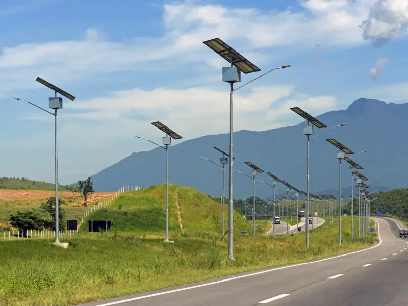 Éclairage solaire le long d’une route — en Bretagne