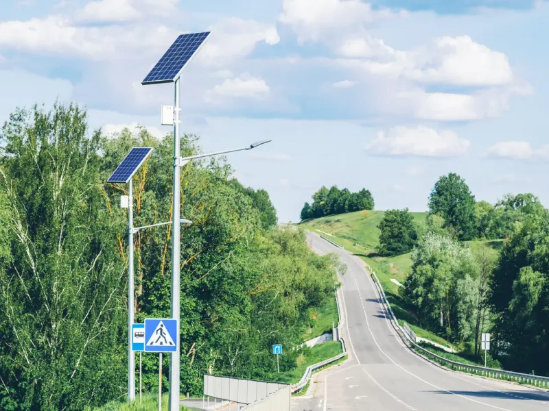 Lampadaire solaire à un passage piétons — en Bretagne