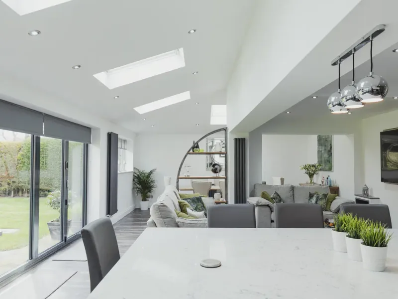 Intérieur moderne avec fenêtres de toiture — en Bourgogne-Franche-Comté