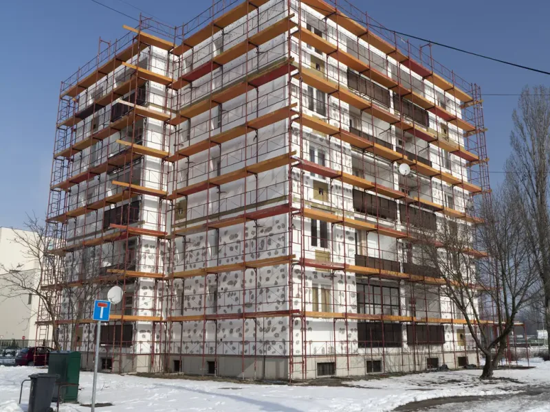 Chantier d’ITE sur immeuble avec échafaudage — en Bretagne