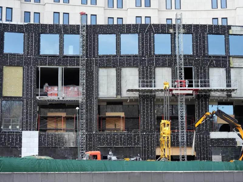 Pose de panneaux isolants en façade d’immeuble — en Bretagne