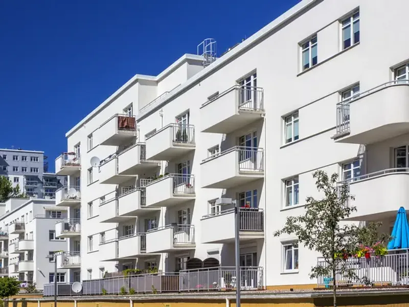 Immeuble collectif à la façade isolée — en Bretagne