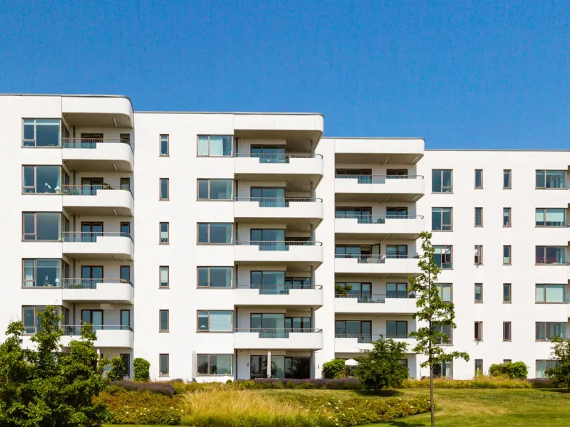 Immeuble résidentiel à la façade isolée blanche — en Bretagne