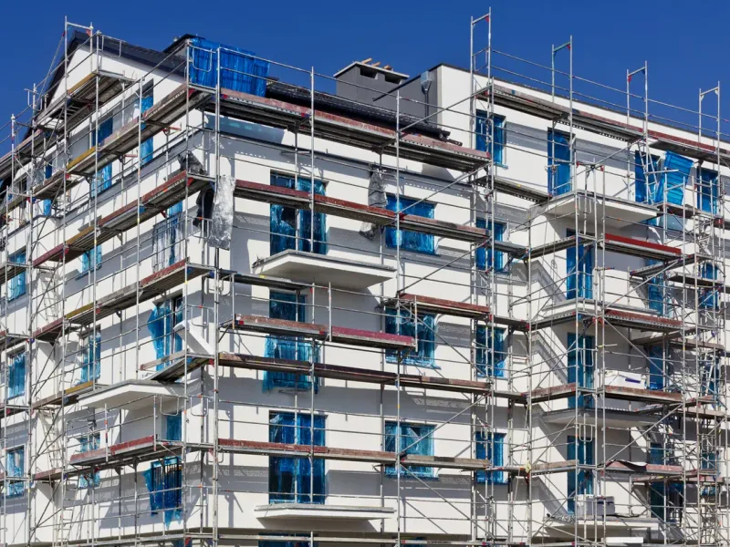 ITE d’immeuble à balcons sur échafaudage — en Bretagne