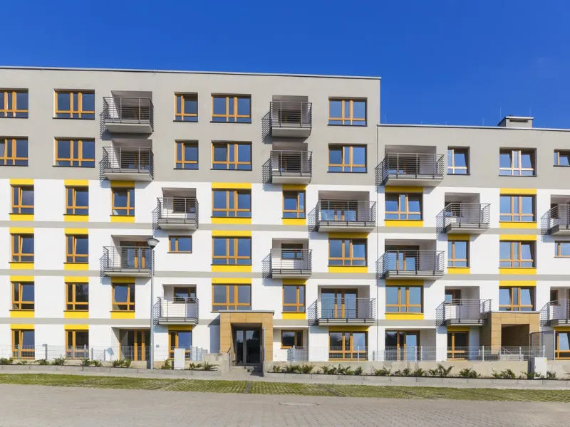 Immeuble collectif à la façade isolée colorée — en Bretagne