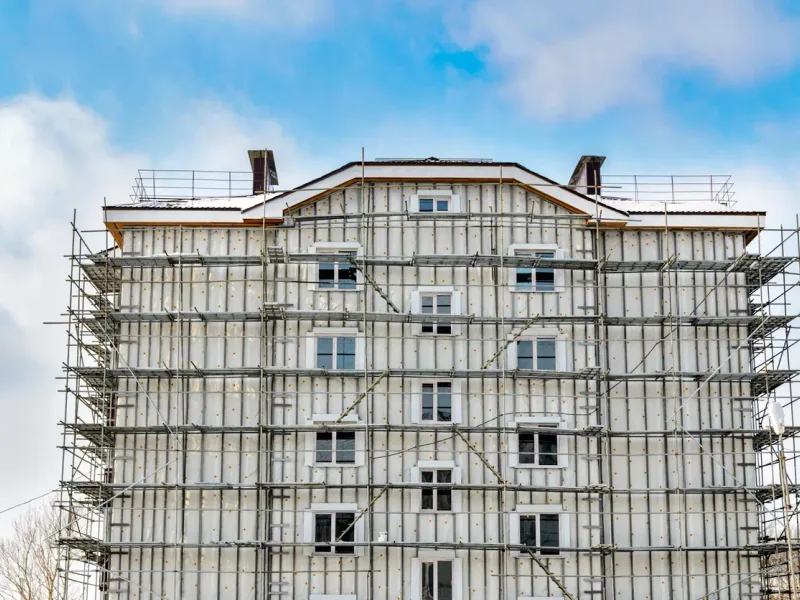 Chantier d’ITE d’immeuble en hiver — en Bretagne