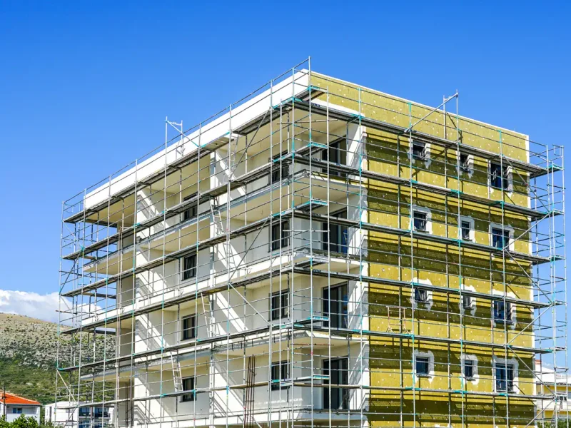 ITE d’immeuble en laine de roche sur échafaudage — en Bretagne