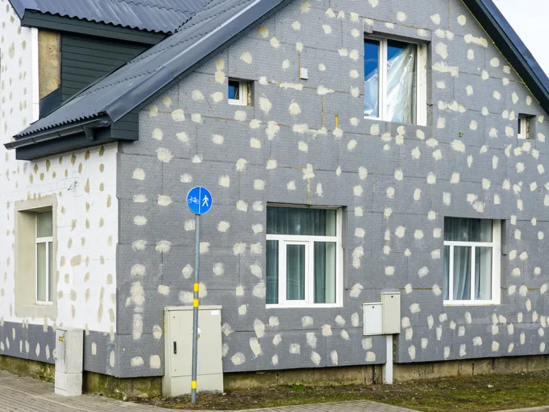 Chantier d’ITE, panneaux isolants collés en façade — en Bretagne