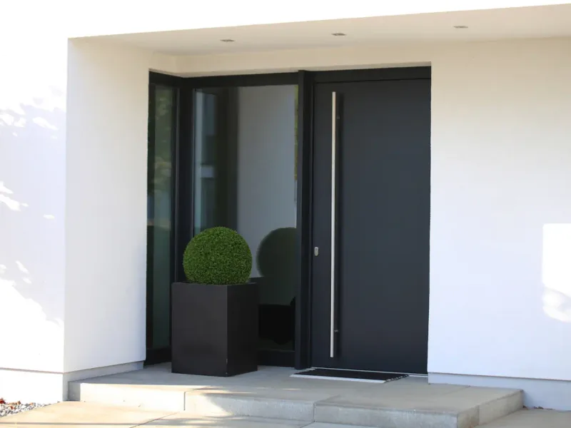 Porte d'entrée aluminium contemporaine — en Bretagne