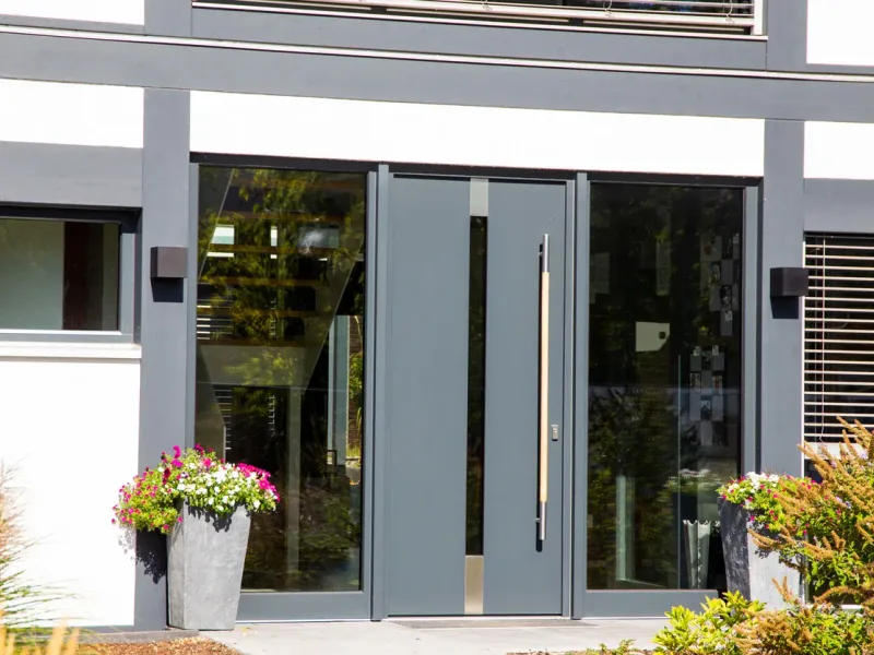 Porte d'entrée vitrée en aluminium gris — en Bretagne