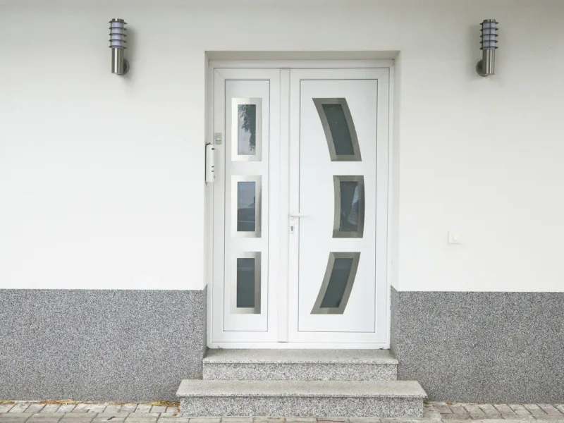 Porte d'entrée PVC blanc — en Bretagne