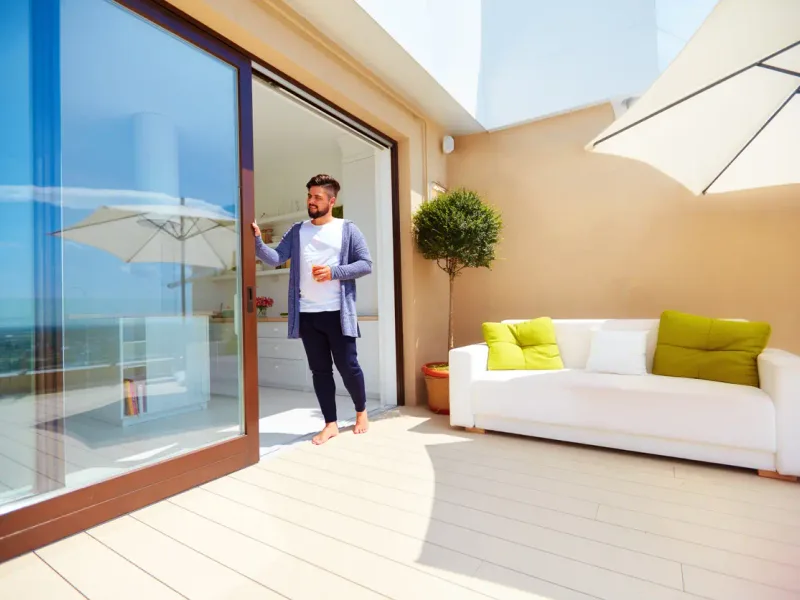 Baie vitrée coulissante d'un appartement avec terrasse — France