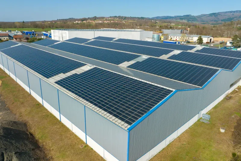 Entrepôt logistique à toiture photovoltaïque — en Bretagne