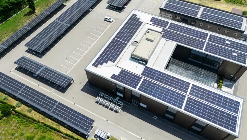 Bâtiment commercial et ombrières de parking solaires — en Bretagne