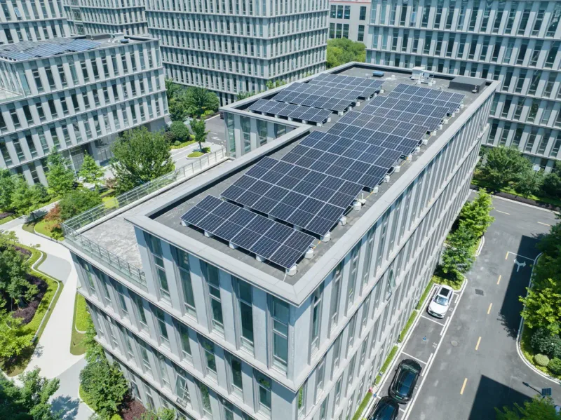 Immeuble de bureaux à toiture photovoltaïque — en Bretagne