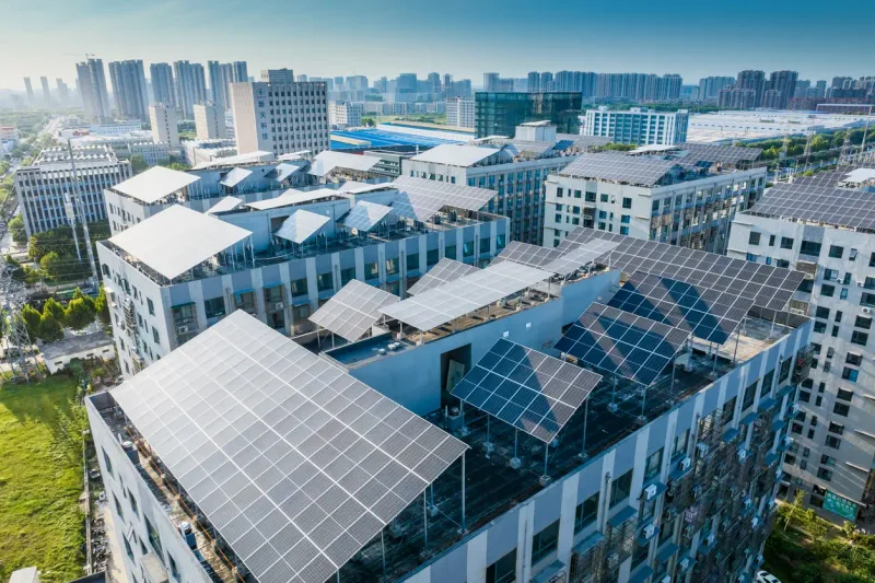 Toitures de bureaux équipées en photovoltaïque — en Bretagne