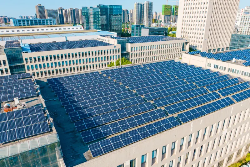 Grandes toitures tertiaires couvertes de panneaux — en Bretagne
