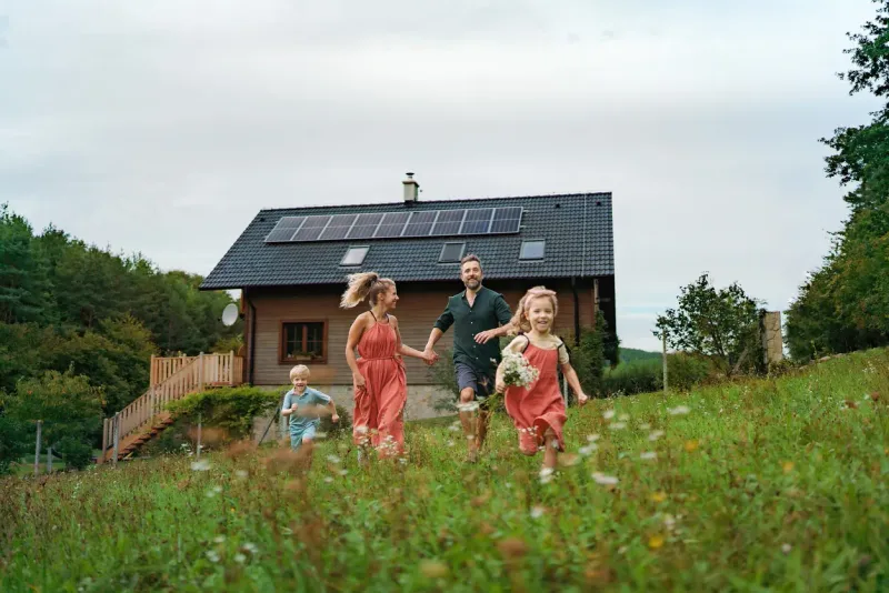 Installation de panneaux solaires sur toit professionnel — en Bretagne