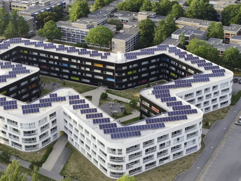 Grand bâtiment à toiture solaire — en Bretagne
